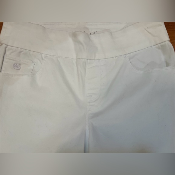 Gloria Vanderbilt Amanda White Pull-On Capris Size 6 Slimming - Picture 3 of 7